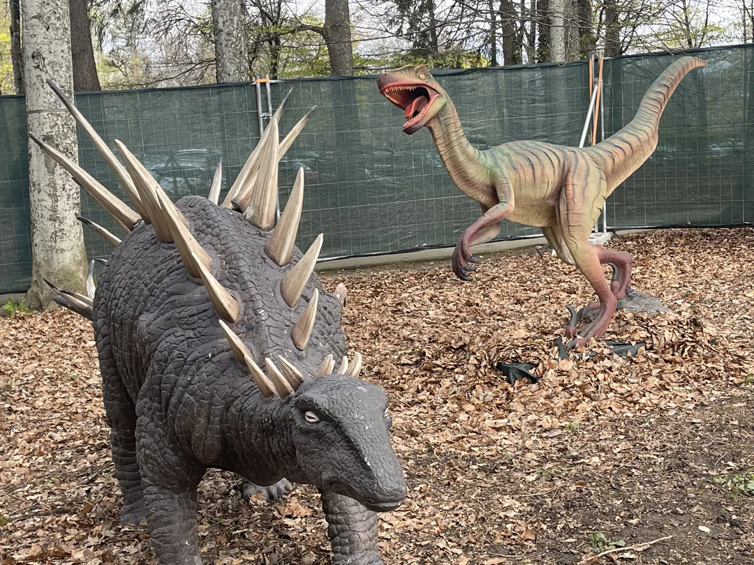 Représentation d'un Dromaeosaure et d'un Kentrosaurus - Dinoworld Expo